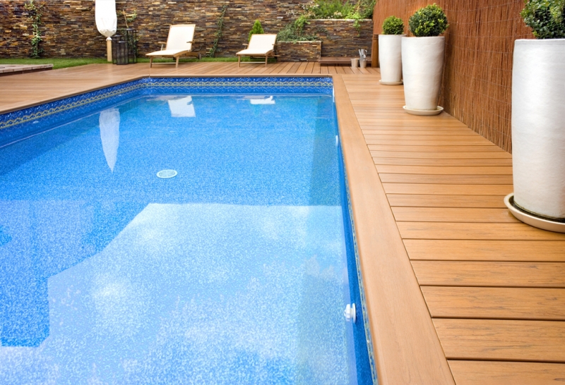 BLUE SWIMMING POOL WITH WOOD FLOORING-PISCINA MADERA COLOR